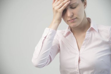 Genç güzel bayanın başı ağrıyor.