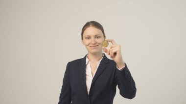 Altın Bitcoin güzel bir iş kadınının elinde