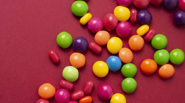 Renkli arkaplanda renkli küçük şekerler