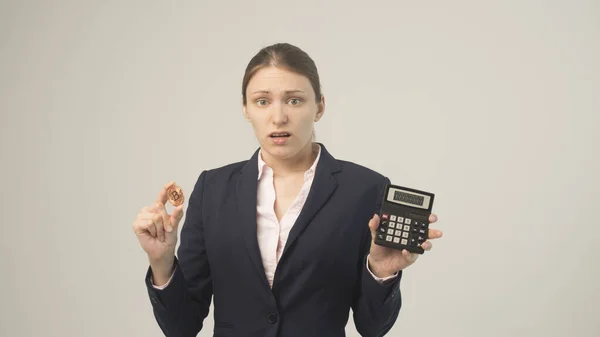 Altın Bitcoin güzel bir iş kadınının elinde