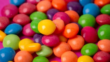 Renkli arkaplanda renkli küçük şekerler