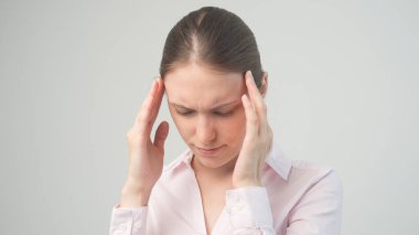 Genç ve güzel bir kadın baş ağrısı çekiyor.