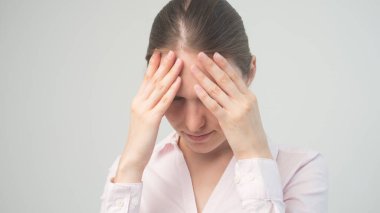 Genç ve güzel bir kadın baş ağrısı çekiyor.