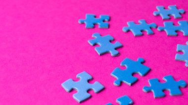 Renkli arkaplanda dağınık yapboz parçaları