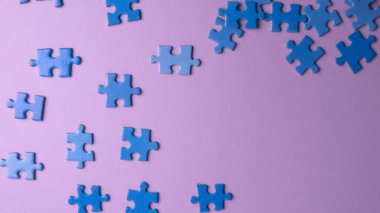 Renkli arkaplanda dağınık yapboz parçaları