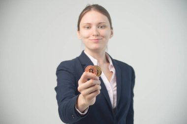 Altın Bitcoin güzel bir kızın elinde