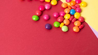 Renkli arkaplanda renkli küçük şekerler