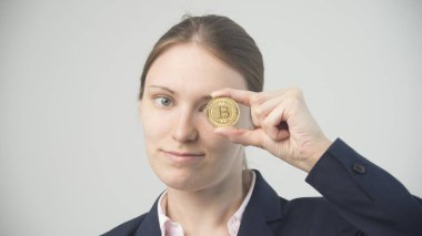 Güzel bir kadın, beyaz çiplerle oynuyor.