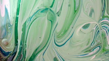 Sulu mürekkebin renkleri saydamdır. Soyut çok renkli mermer desen arkaplanı