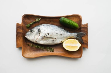 Taze balık dorado. Dorado ve yemek malzemeleri. Fotokopi alanı olan üst görünüm..