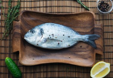 Taze balık dorado. Dorado ve yemek malzemeleri. Fotokopi alanı olan üst görünüm..