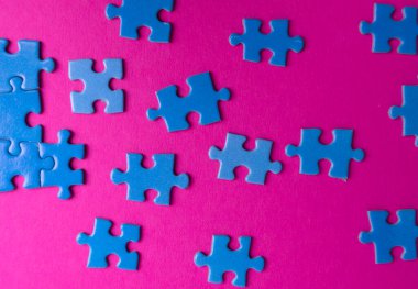 Renkli arkaplanda dağınık yapboz parçaları