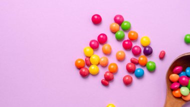 Tahta kaşıkla çok renkli şeker seti.