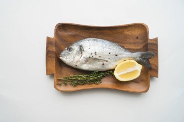 Taze balık dorado. Dorado ve yemek malzemeleri. Fotokopi alanı olan üst görünüm..