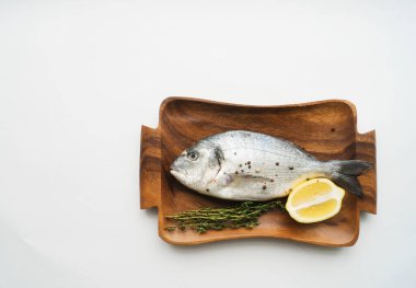Taze balık dorado. Dorado ve yemek malzemeleri. Fotokopi alanı olan üst görünüm..