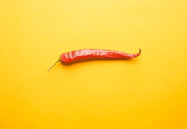 Sarı arka planda kırmızı biber