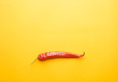 Sarı arka planda kırmızı biber