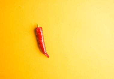 Sarı arka planda kırmızı biber
