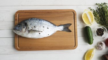Taze balık dorado. Dorado ve yemek malzemeleri. Fotokopi alanı olan üst görünüm..