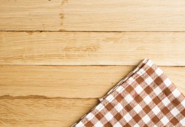 Masa örtüsü kaplı ahşap masa damalı.