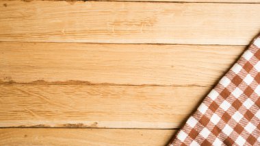 Masa örtüsü kaplı ahşap masa damalı.