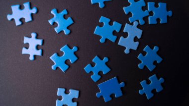 Renkli arkaplanda dağınık yapboz parçaları