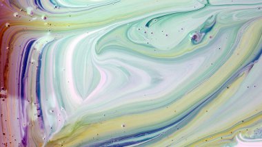 Sulu mürekkebin renkleri saydamdır. Soyut çok renkli mermer desen arkaplanı