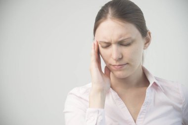 Genç ve güzel bir kadının başı ağrıyor.
