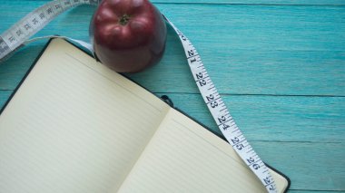 Ölçüm bandı olan elmalar