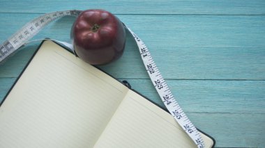 Ölçüm bandı olan elmalar