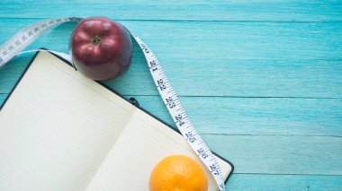 Ölçüm bandı olan elmalar