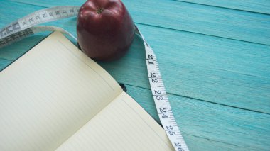 Ölçüm bandı olan elmalar