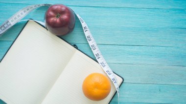 Ölçüm bandı olan elmalar