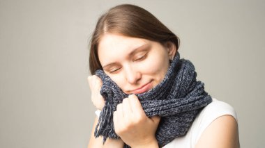 Yünlü atkıyla yüzünü örten güzel bir kadının kış portresi.. 