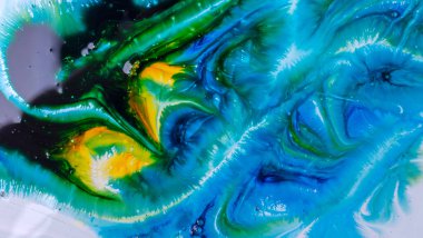 Sulu mürekkebin renkleri saydamdır. Soyut çok renkli mermer desen arkaplanı