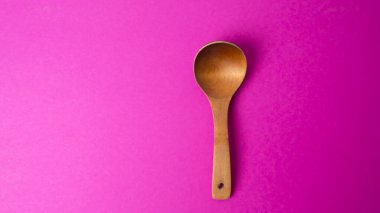 Renkli arka planda yemek için ahşap kaşık. Eski kaşık.