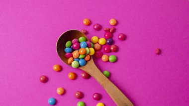 Tahta kaşıkla çok renkli şeker seti.