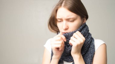Yünlü atkıyla yüzünü örten güzel bir kadının kış portresi..