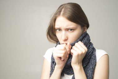 Yünlü atkıyla yüzünü örten güzel bir kadının kış portresi..