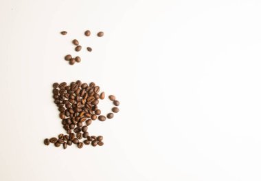 Kahve fincanı şeklinde sıralanmış kahve çekirdekleri, konsept