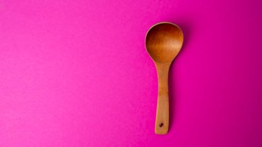 Renkli arka planda yemek için ahşap kaşık. Eski kaşık.