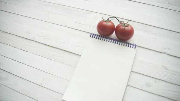 Notebook Pomodori Sfondo Legno — Foto Stock