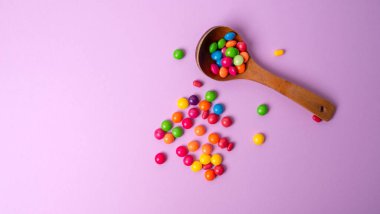 Tahta kaşıkla çok renkli şeker seti.