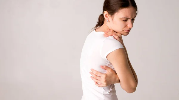 Femme Fatiguée Ressentant Des Douleurs Cou Massant Les Muscles Tendus — Photo