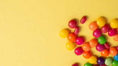 Renkli arkaplanda renkli küçük şekerler