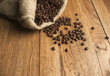 Kahverengi kahve, kahve çekirdekleri.