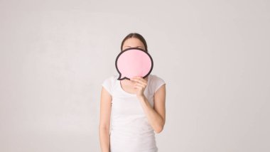 Genç bayanla e- posta simgesi