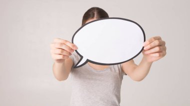 Boş metin baloncuğu ile gülümseyen öğrencinin resmi