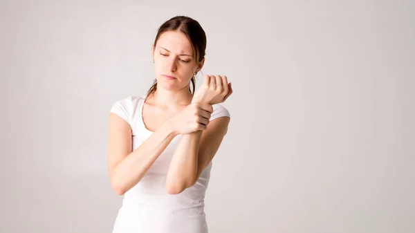 Parkinson hastalığı belirtileri. Parkinson hastası orta yaşlı kadınların titreme (titreme) ellerini kapat. Zihinsel sağlık ve nörolojik bozukluklar
