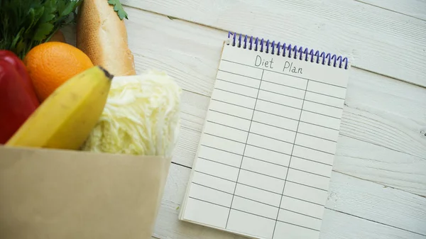 Productos Alimenticios Con Libreta Blanco Sobre Mesa Madera —  Fotos de Stock